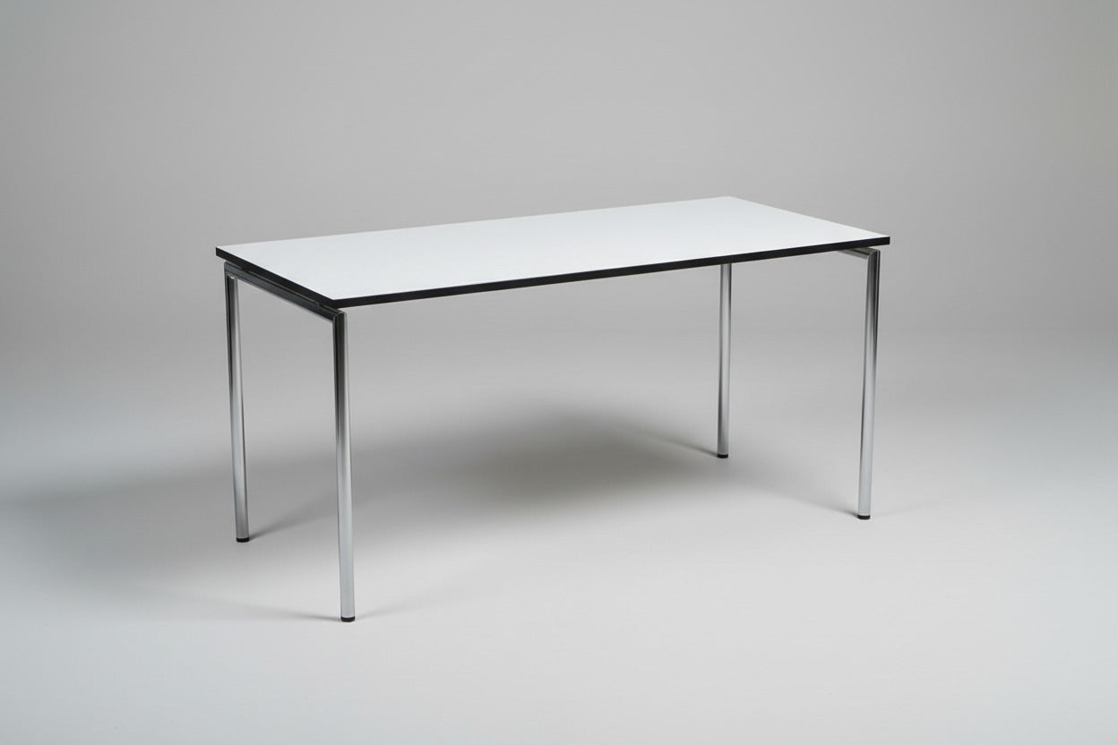 Four Design spisebord i hvid laminat og krom stel set fra skrå vinkel – moderne og stilrent bord 140x70 cm